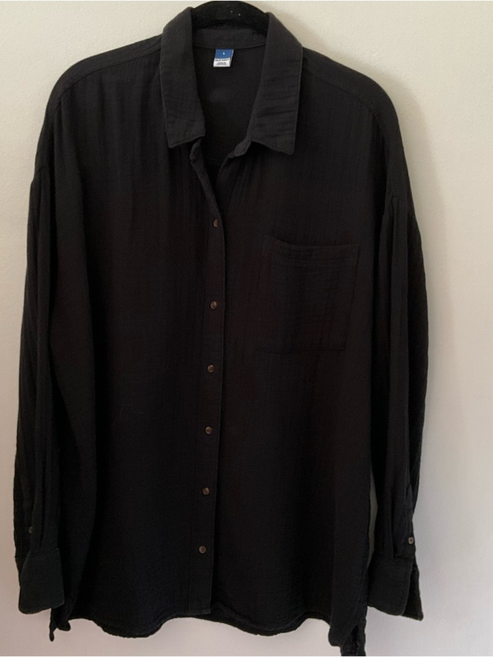Old Navy Women’s Black Crinkle Gauze Loose Button Down Shirt. Size L